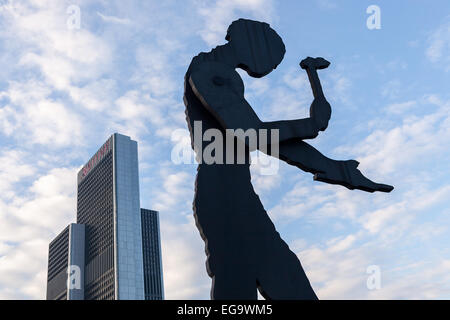 Uomo di piantaggio è una scultura da Jonathan Borofsky vicino Frankfurt Messe area espositiva. Foto Stock