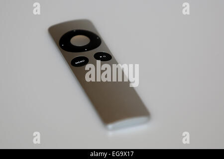 Apple TV telecomando universale su uno sfondo semplice Foto Stock