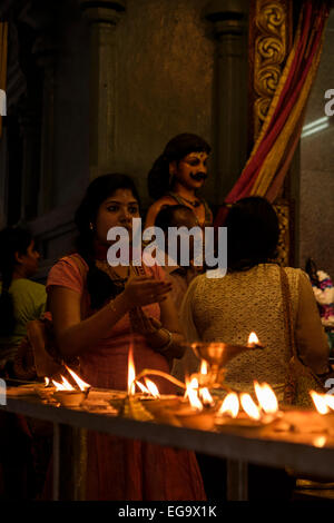 I pellegrini e i visitatori al maha Sri Mariamman temple nelle Grotte Batu, Kuala Lumpur, Malesia. Foto Stock