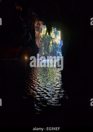 Esplorare la Tham Lod Cave, Pang Mapha Thailandia Foto Stock