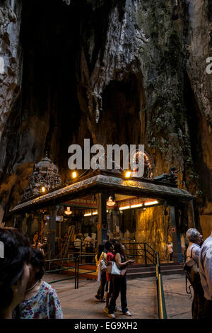 I pellegrini e i visitatori al maha Sri Mariamman temple nelle Grotte Batu, Kuala Lumpur, Malesia. Foto Stock