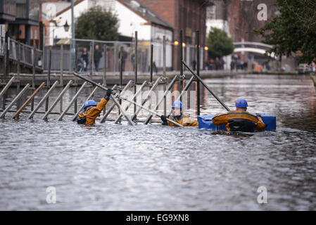 Birmingham, Regno Unito. Xx Febbraio, 2015. Canal & River fiducia imprenditori creare una diga dentro il canale di Birmingham vicino alla cassetta postale. Una perdita si è aperto sotto il canal minacciando la West Coast Mainline nelle vicinanze. Credito: Michael Scott/Alamy Live News Foto Stock