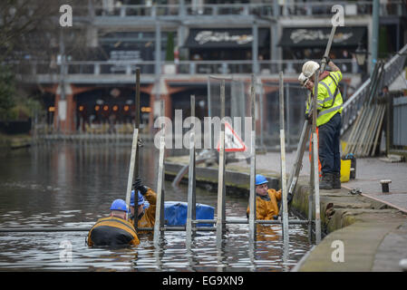 Birmingham, Regno Unito. Xx Febbraio, 2015. Canal & River la fiducia dei contraenti aiutano a costruire una diga all'interno di un centro di Birmingham canal. Una perdita ha aperto fino al di sotto del canale, vicino al West Coast Mainline. Credito: Michael Scott/Alamy Live News Foto Stock