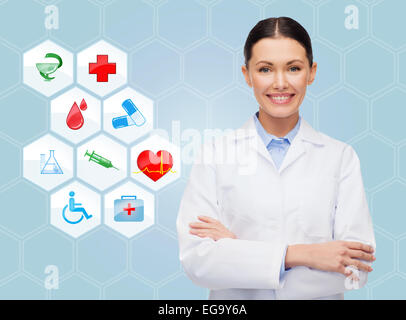 Medico sorridente su medical icone sfondo blu Foto Stock