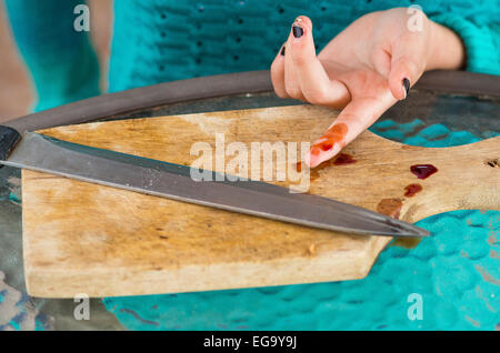 Vista dettagliata del dito ferito emorragia da un taglio della lama Foto Stock