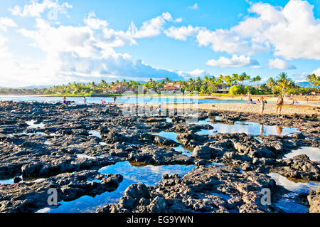 Tropical Poipu Beach sulla costa meridionale dell'isola di Kauai nelle Hawaii. Foto Stock
