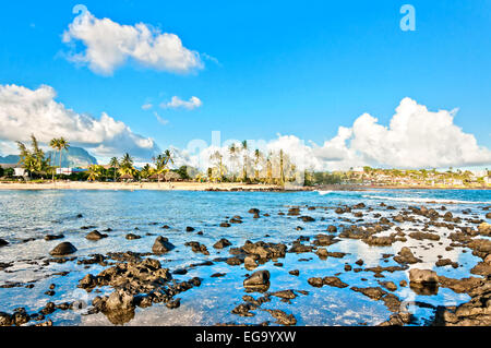 Tropical Poipu Beach sulla costa meridionale dell'isola di Kauai nelle Hawaii. Foto Stock