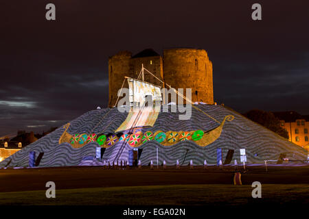 Illuminare York 2013 presso la Torre di Clifford e il Museo Giardini. Foto Stock