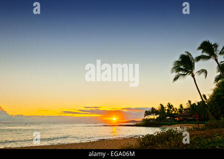 Tramonto a Poipu Beach Park, sulla costa meridionale dell'isola di Kauai nelle Hawaii Foto Stock