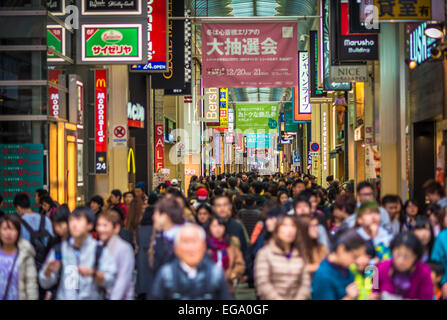 Shinsaibashi affollata strada commerciale di Osaka, Giappone, Volti sfocati Foto Stock