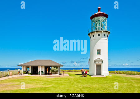 Kauai, HI, Stati Uniti d'America - 30 agosto 2013: turisti visitano il Kilauea lighthouse in una giornata di sole in Kauai, Isole Hawaii. Il Kilauea punto luce Foto Stock