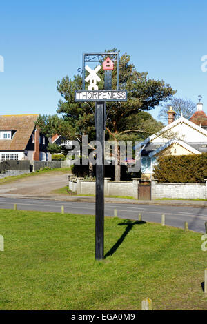 Il segno del villaggio nella località costiera di Thorpeness, Suffolk, Inghilterra, Regno Unito. Foto Stock