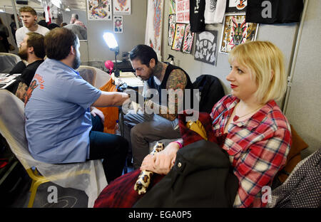 Brighton, Regno Unito. Xx Febbraio, 2015. I visitatori al 8° Brighton Tattoo Convention tenutasi presso l'Hilton Metropole Hotel questo fine settimana per la prima volta dal suo inizio nel 2008, la convenzione si terrà nel corso di tre giorni il tatuaggio, concorsi, esibizioni, seminari, workshop e galleria mostra avranno luogo nel più grande spazio espositivo in Inghilterra meridionale, Hilton Brighton Metropole Hotel situato direttamente sul mare al centro della citta'. Credito: Simon Dack/Alamy Live News Foto Stock