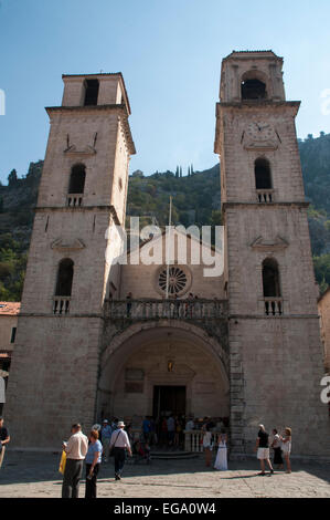 Kotor è situato in un fiordo-come il golfo in Montenegro. La vecchia città ha ancora la sua città medievale a parete e un sacco di vecchi edifici. Foto Stock