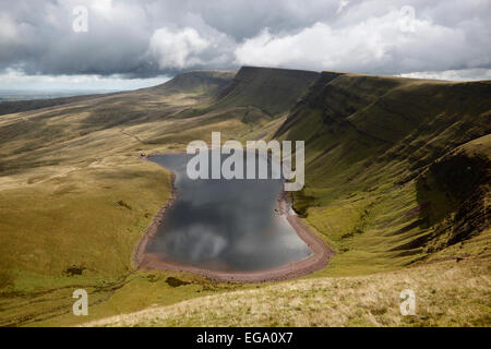 Vista su Llyn y Fan Fach e Montagna Nera, vicino Llanddeusant, Brecon Beacons, Carmarthenshire, Wales, Regno Unito Foto Stock