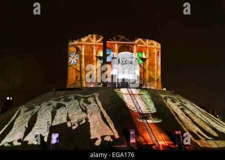 Illuminare York 2013 a Cliffords Tower e il Museo Giardini. Foto Stock