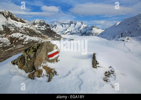 Caratteristica strisce bianche e rosse sulla roccia segnando un gr di lunga distanza sentiero nelle Alpi Svizzere a Wallis / Valais, Svizzera Foto Stock