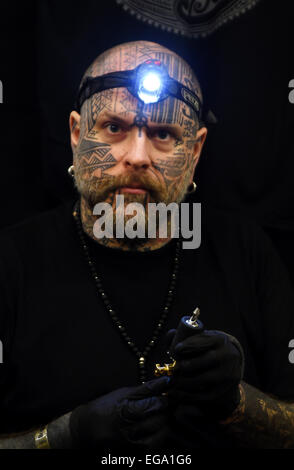 Brighton, Regno Unito. Xx Febbraio, 2015. Tattoo Artist nero opaco a lavorare il 8° Brighton Tattoo Convention Foto Stock