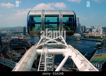 Singapore: una capsula passeggeri nella parte superiore del 541 piede alta Singapore Flyer offre un birds eye vista della città Foto Stock
