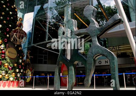 Singapore: tre sculture contemporanee e un immenso albero di Natale di fronte alla Paragon shopping mall Foto Stock