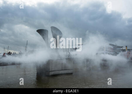 Pero la passerella Harbourside, Bristol, Inghilterra, Regno Unito. Il 20 settembre 2015. Il ponte è stato realizzato dall'artista giapponese Fujiko Nakaya che scolpisce la nebbia con alte pressioni di vapore di acqua. La città di Bristol è capitale verde europea per il 2015 e questa arte di installazione è attirare l' attenzione di pendolari e turisti per i cambiamenti climatici e i nostri tentativi di controllare il meteo. Si tratta di una passerella occupato con i turisti per scattare delle foto di esso, pendolari passando sopra a piedi e in bicicletta e numerose barche passando al di sotto. Tutti stanno emergendo bagnato dal vapore. CarolynEaton/Alamy News live Foto Stock