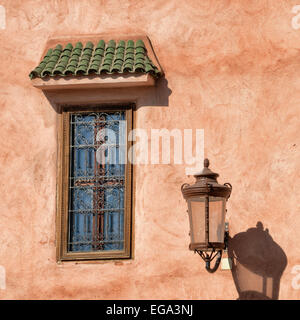 Tipici edifici di Marrakech vicino alla Moschea Kasbah, Marrakech, Marocco Foto Stock