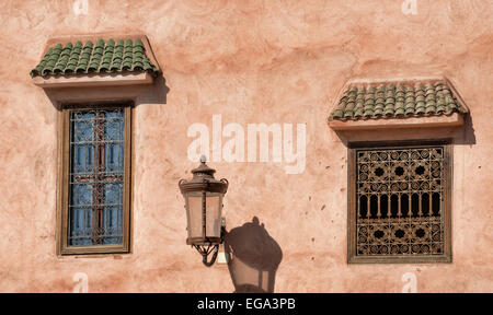 Tipici edifici di Marrakech vicino alla Moschea Kasbah, Marrakech, Marocco Foto Stock