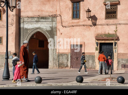 Tipici edifici di Marrakech vicino alla Moschea Kasbah, Marrakech, Marocco Foto Stock