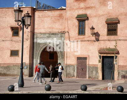 Tipici edifici di Marrakech vicino alla Moschea Kasbah, Marrakech, Marocco Foto Stock