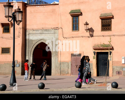 Tipici edifici di Marrakech vicino alla Moschea Kasbah, Marrakech, Marocco Foto Stock