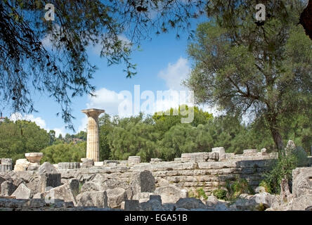 Rovine del tempio di Zeus, con la sua unica ricostruito colonne doriche a Antica Olympia, del Peloponneso, della Grecia Foto Stock