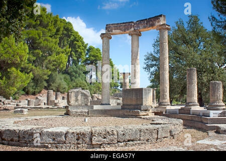 Rovine del Philippeion, con le sue tre restanti colonne ioniche all antica Olympia, il Peloponneso Grecia Foto Stock