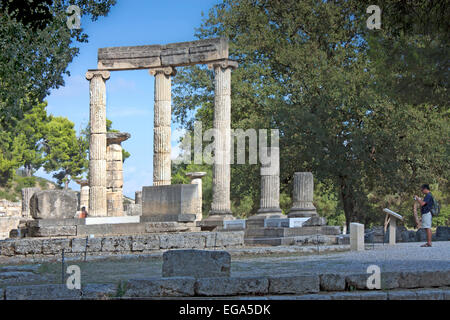 Rovine del Philippeion, con le sue tre restanti colonne ioniche all antica Olympia, il Peloponneso Grecia Foto Stock