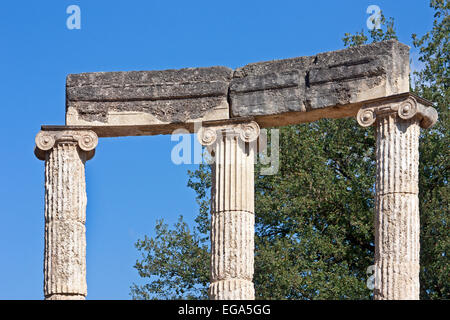 Rovine del Philippeion, con le sue tre restanti colonne ioniche all antica Olympia, il Peloponneso Grecia Foto Stock