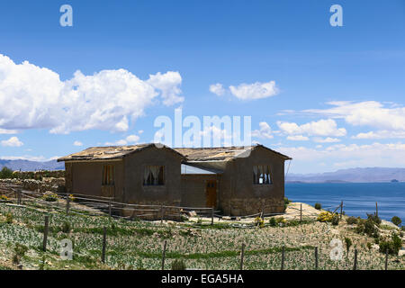 Casa in montagna con giardino permanente sulla collina nella parte sud-ovest di Isla del Sol (Isola del Sole) nel Lago Titicaca, Bolivia Foto Stock