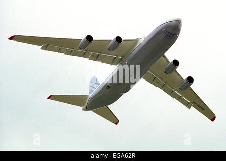 Antonov Design Bureau Antonov un-124-100 in flifht Foto Stock