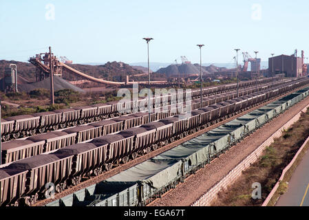 Il minerale di ferro su vagoni ferroviari a Saldanha Bay Terminal Western Cape Sud Africa Foto Stock