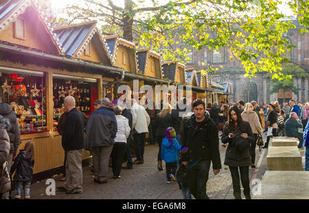 Gli amanti dello shopping presso i Mercatini di Natale a Manchester Foto Stock