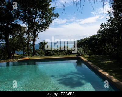 Bellissima piscina accoglie i visitatori a Lomas de Caruao lodge venezuelano. Foto Stock