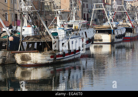 Le navi da pesca in mare haven ormeggiata in Italia Foto Stock