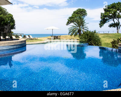 Una lussuosa doppia piscina accoglie gli ospiti a Lomas de venezuelano Caruao lodge Foto Stock