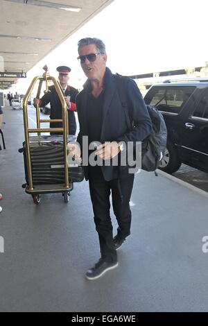 Pierce Brosnan presso l'Aeroporto Internazionale di Los Angeles (LAX) dotata di: Pierce Brosnan dove: Los Angeles, California, Stati Uniti quando: 18 Ago 2014 Foto Stock