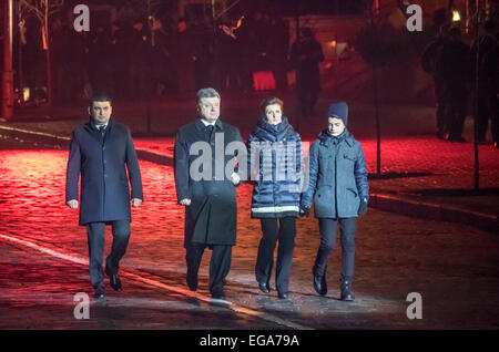 Kiev, Ucraina. Xx Febbraio, 2015. Kiev, Ucraina. Xx Febbraio, 2015. Presidente Poroshenko è venuto a Piazza Indipendenza con la moglie e il figlio. Essi sono stati accompagnati da Speaker del Parlamento Vladimir Groisman -- a Piazza Indipendenza a Kiev raccolte ai residenti e ai visitatori di partecipare ad attività che commemora gli eroi del cielo in onore di centinaia di cittadini che sono stati uccisi durante la rivoluzione della dignità da novembre 2013 a febbraio 2014. Durante gli scontri di manifestanti e forze di sicurezza nel febbraio 2014 nel centro della città, uccidendo più di cento persone. © Igor Golovnov/al Foto Stock