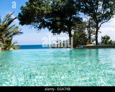 Una piscina infinity accoglie favorevolmente tutti gli ospiti a Lomas de Caruao lodge in Venezuela Foto Stock