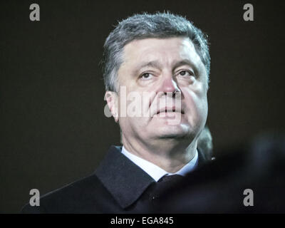 Presidente dell'Ucraina Petro Poroshenko. Xx Febbraio 2015. In Piazza Indipendenza a Kiev raccolte ai residenti e ai visitatori di partecipare ad attività che commemora gli eroi del cielo in onore di centinaia di cittadini che sono stati uccisi durante la rivoluzione della dignità da novembre 2013 a febbraio 2014. Durante gli scontri di manifestanti e forze di sicurezza nel febbraio 2014 nel centro della città, uccidendo più di cento persone. Complessivamente durante Euromaidan subito 2, 5 mila persone, 104 di loro sono morti. © Igor Golovniov/ZUMA filo/Alamy Live News Foto Stock