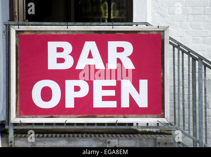 Aprire segno,aperto,l'apertura,l'accessibilità,Bar,cultura tradizionale,,orizzontale Weathered,Wall,caffè,l'Hotel,ristorante,segno,vecchio,rustico Foto Stock