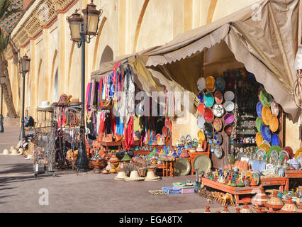 La Moschea Kasbah con display di merci colorate, Marrakech, Marocco Foto Stock