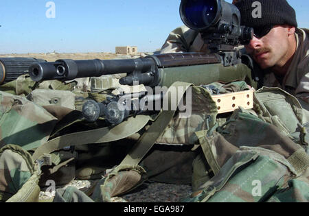 US Marine con M-14DMR (designato fucile da cecchino) a Kandahar, in Afghanistan nel 2002 Foto Stock