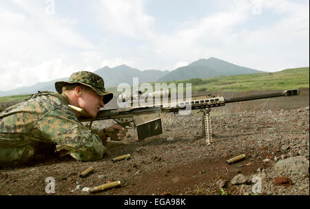 US Marine Corps sniper sparare un M82A3 .calibro 50 applicazione speciale fucile con mirino su un campo di addestramento nel 2006 Foto Stock