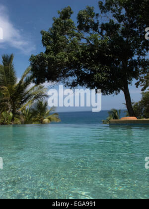 Una piscina infinity affacciata sul mare in Lomas de Caruao lodge venezuelano. Foto Stock